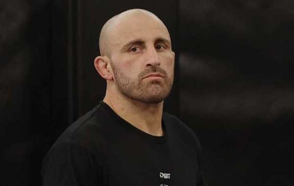 Alexander Volkanovski Prepared to 'Shock the World' in UFC 294 Rematch Against Islam Makhachev